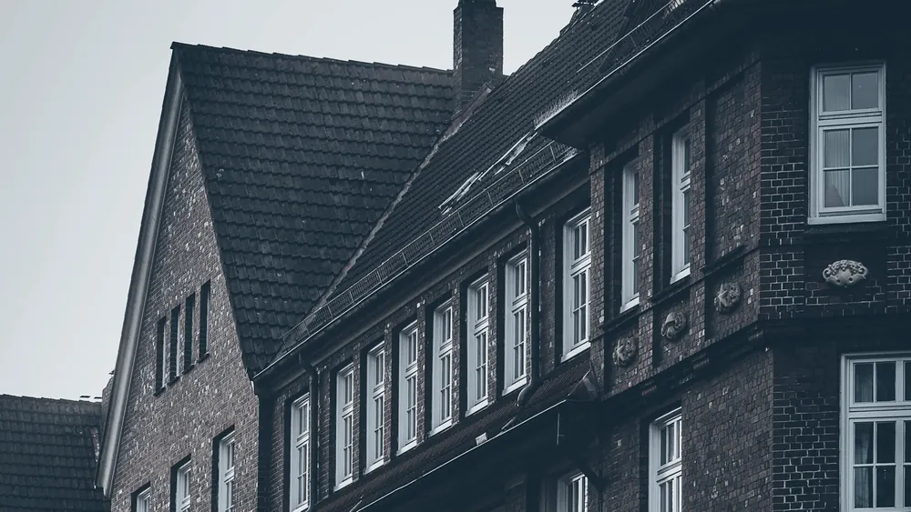 Fassade eines Mehrfamilienhauses aus Backstein