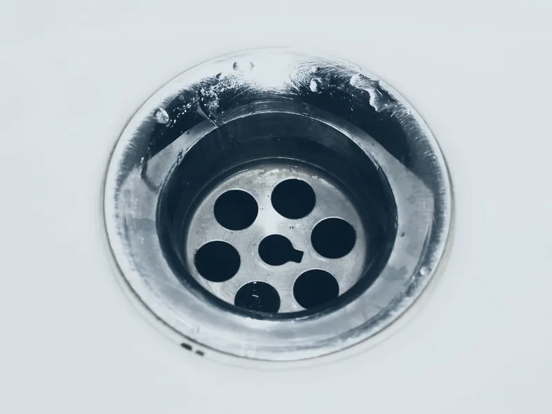 Küchenspüle aus Edelstahl mit Ablauf und Wasser