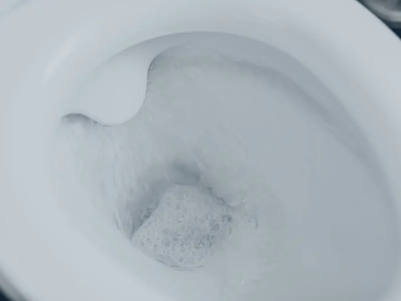 Toilettenschüssel mit stehendem Wasser in einem Badezimmer